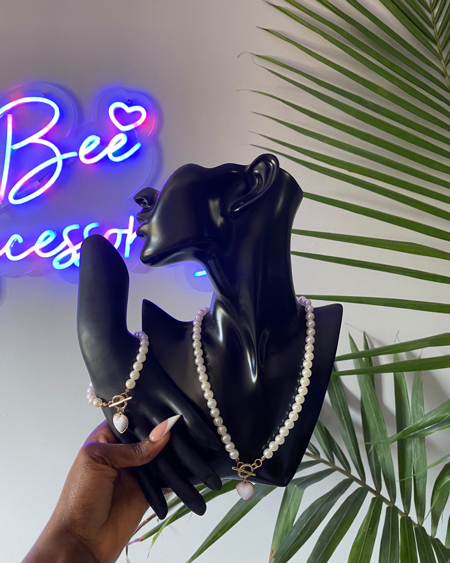 Pretty edge necklace