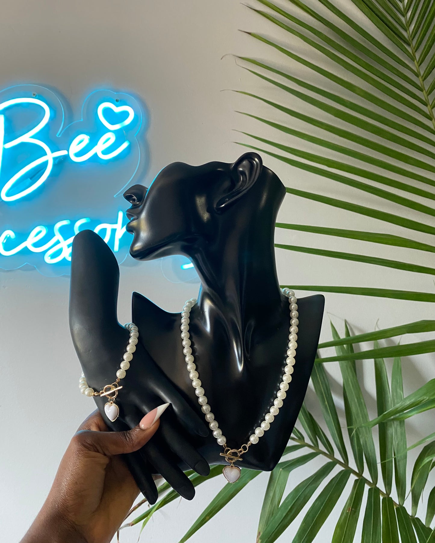 Pretty edge necklace