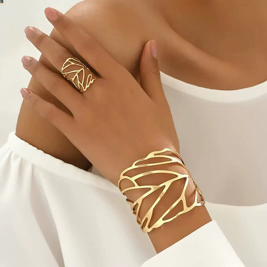 Elegant Wave Wrist Cuff